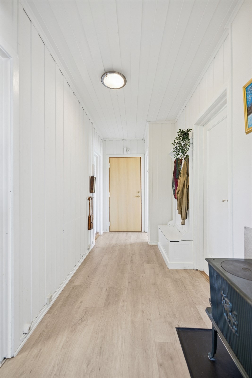 I gangen er det også en vedovn som gir bra med varme på kaldere dager. Galleribilde