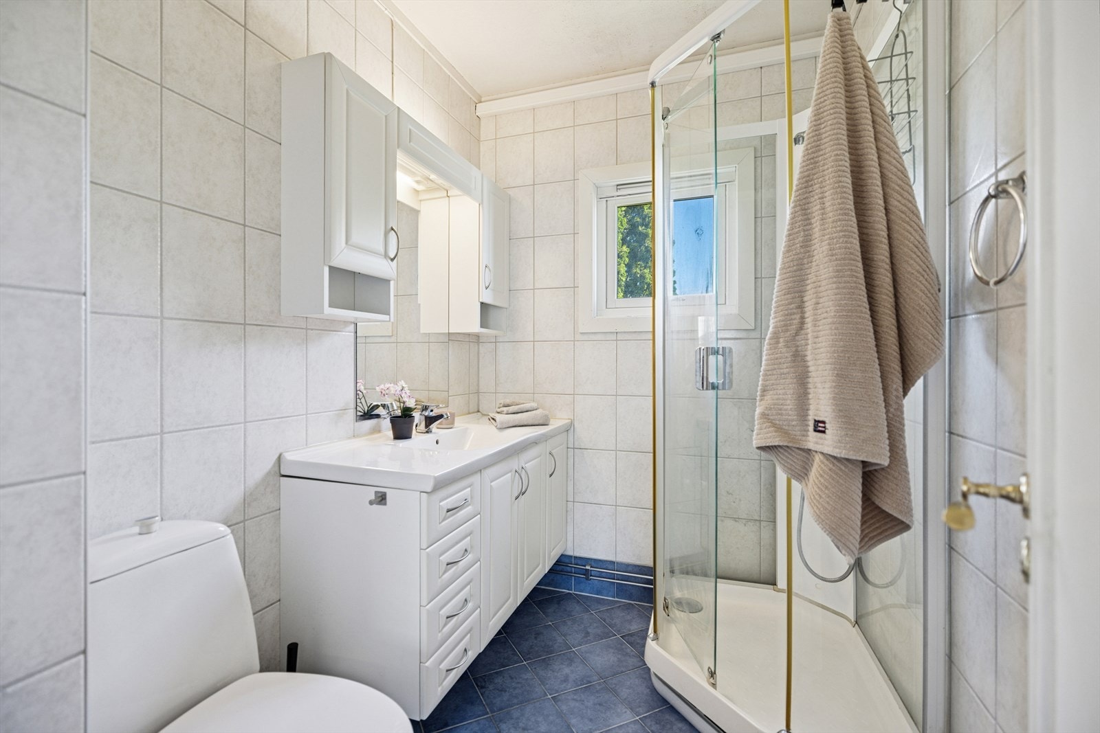 Flislagt baderom med elektriske varmekabler. Galleribilde