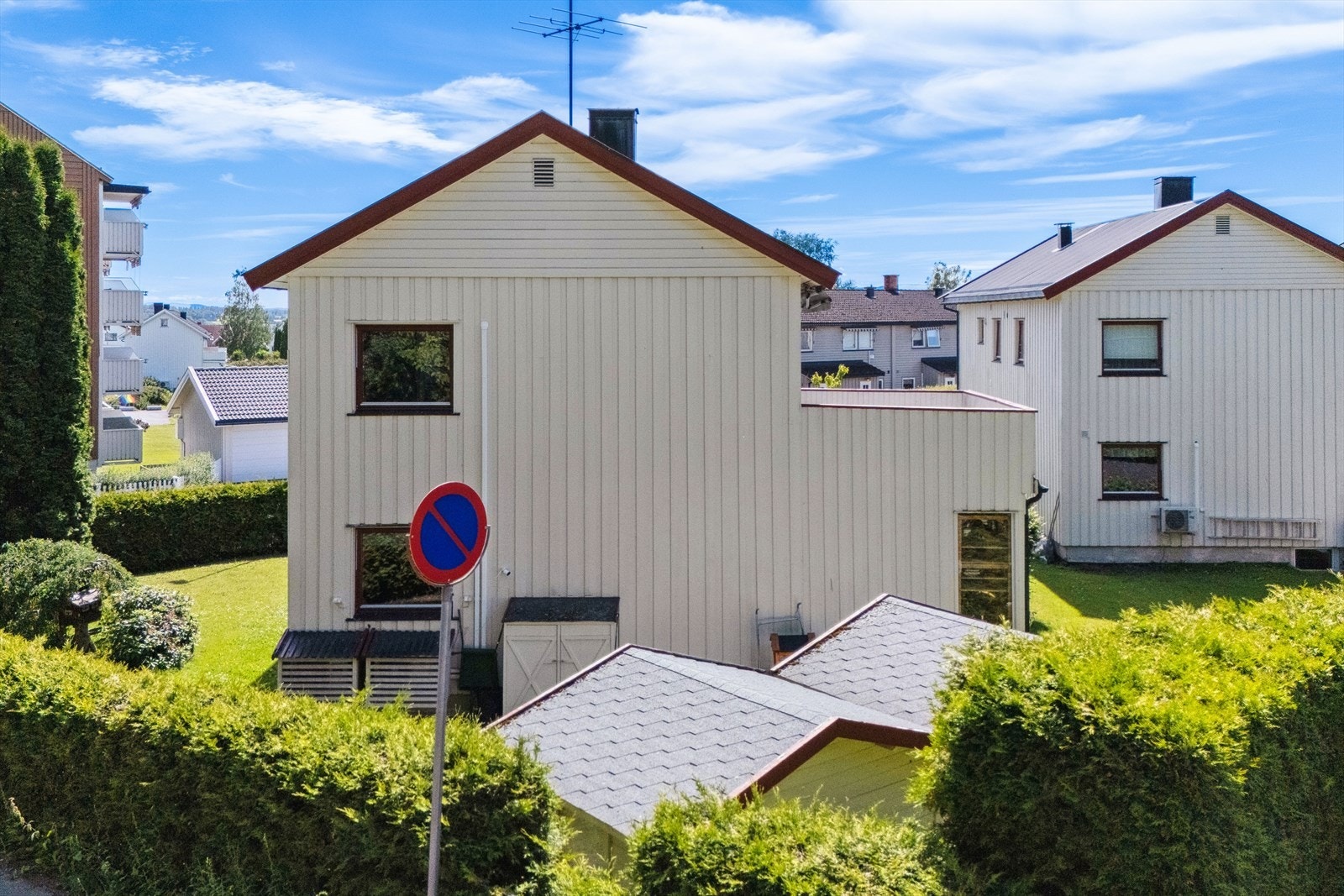 Leiligheten ligger sentralt til på Børstad med busstopp rett ved. Det er gangavstand til barnehage og skoler, samt dagligvarebutikk. Galleribilde