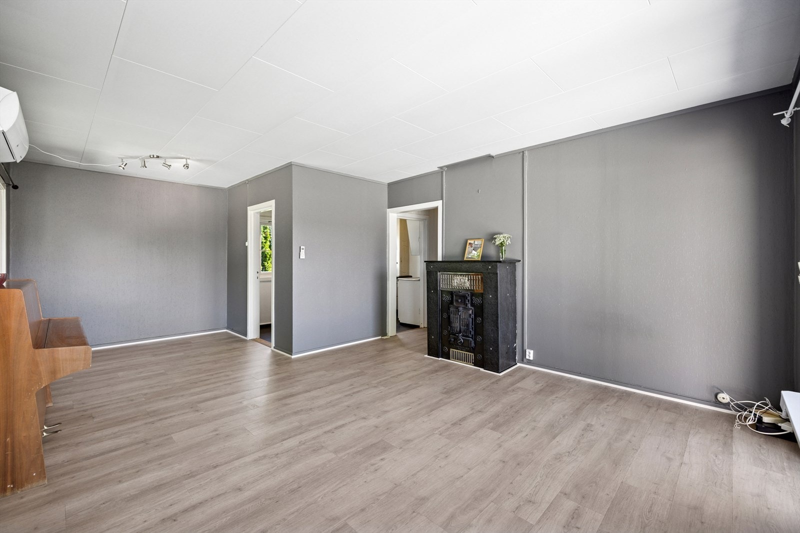 Stuen har vedkamin og nytt gulv fra 2020. Galleribilde