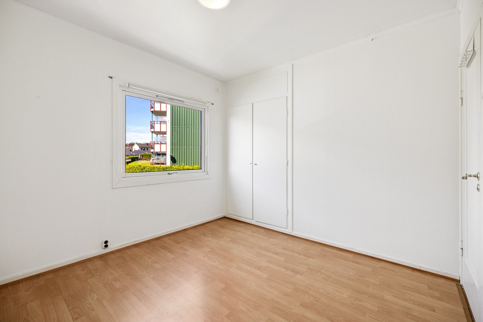 Hovedsoverommet er lyst, romslig og har innebygd klesskap til oppbevaring. God plass til seng og tilhørende møbler. Galleribilde