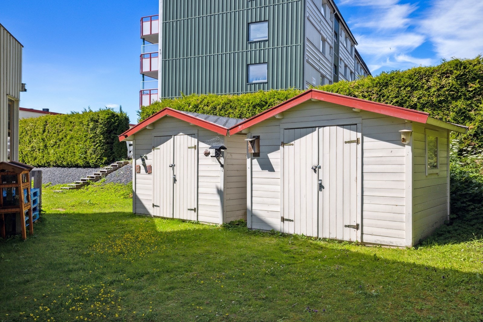 Gode lagringsmuligheter i utvendig bod og felles-kjeller med to boder og en vaskekjeller. Galleribilde