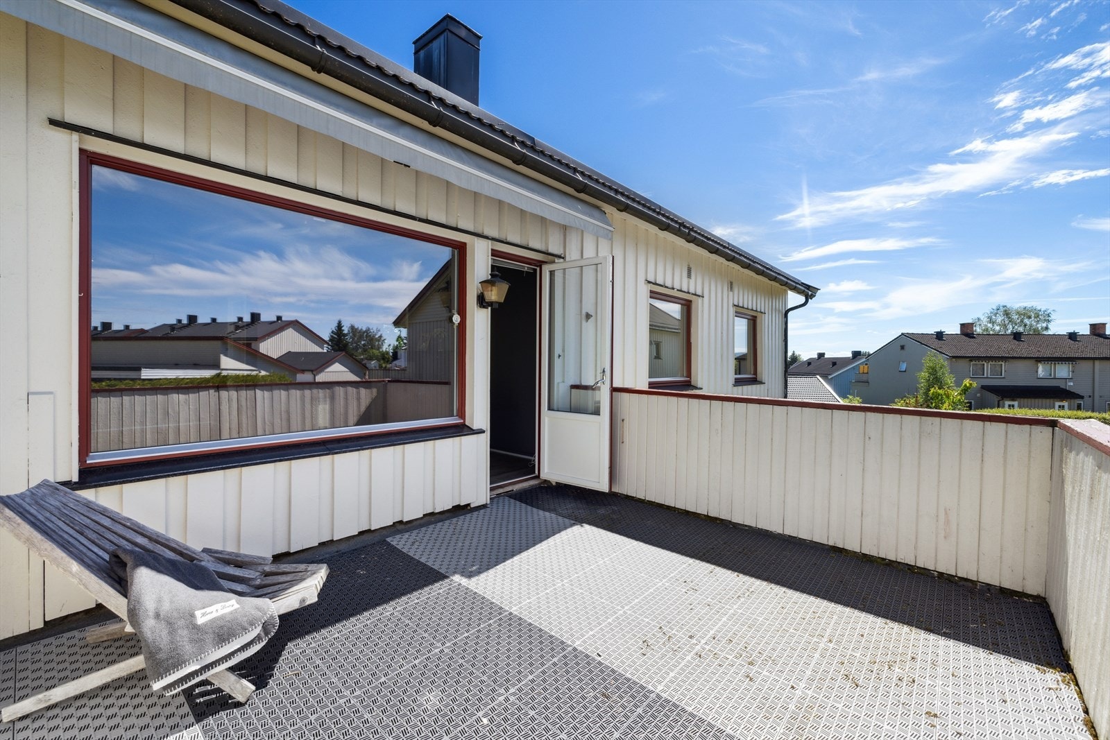 Vestvendt balkong med gode solforhold. Galleribilde