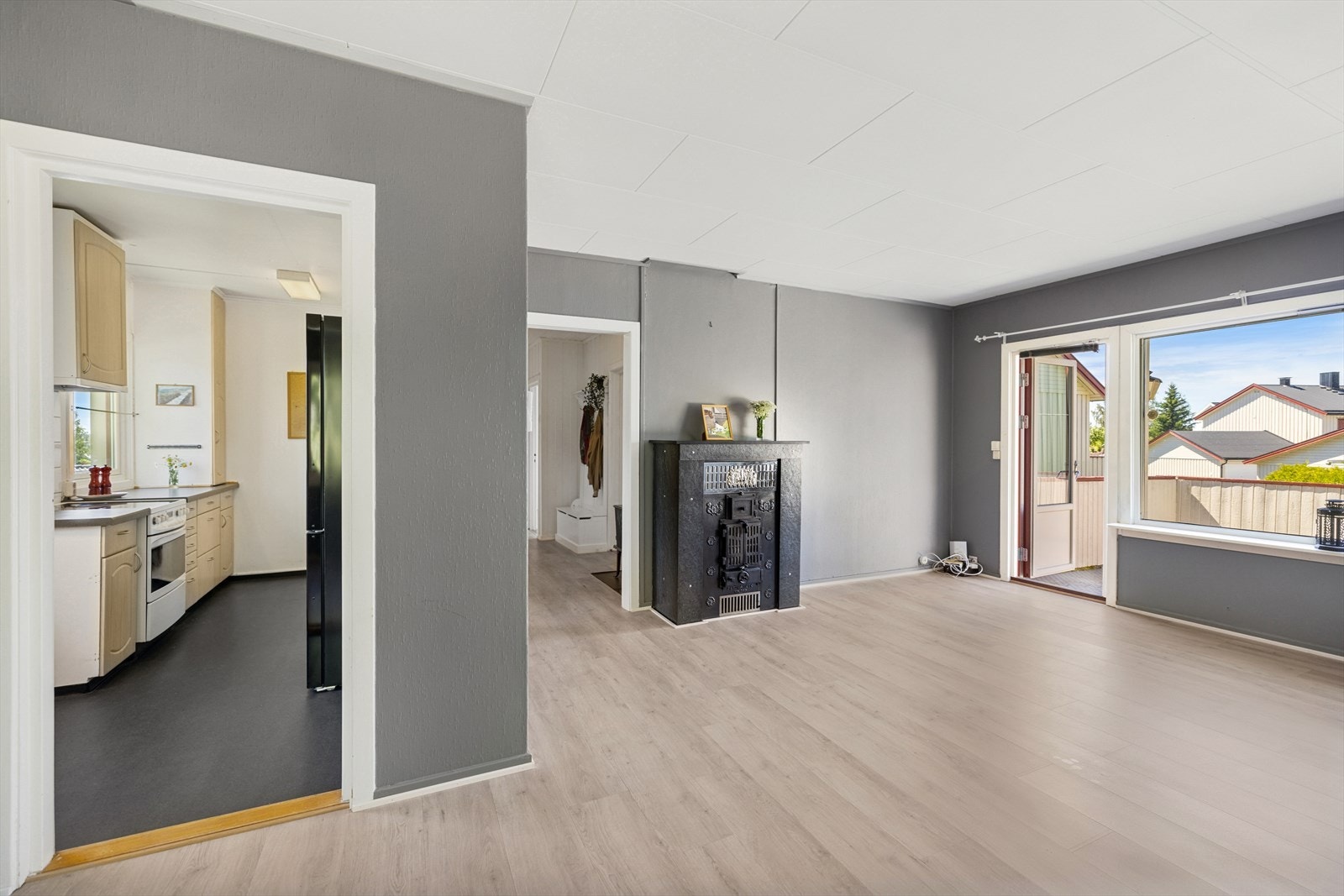 Lys og romslig stue med gode møbleringsmuligheter. Galleribilde