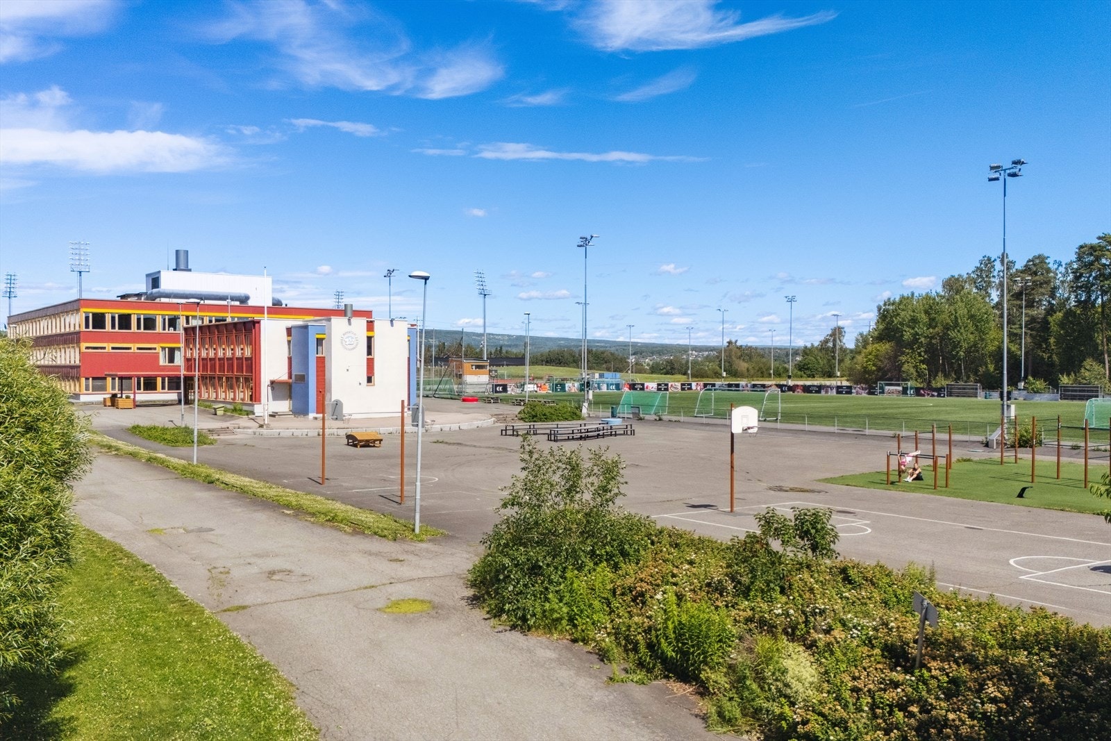 Børstad byr på fine tur- og rekreasjonsmuligheter hele året. Her er det mange turmuligheter, fotballbane, løpebane og frisbeegolf park. Om vinteren blir det kjørt opp skiløper. Galleribilde