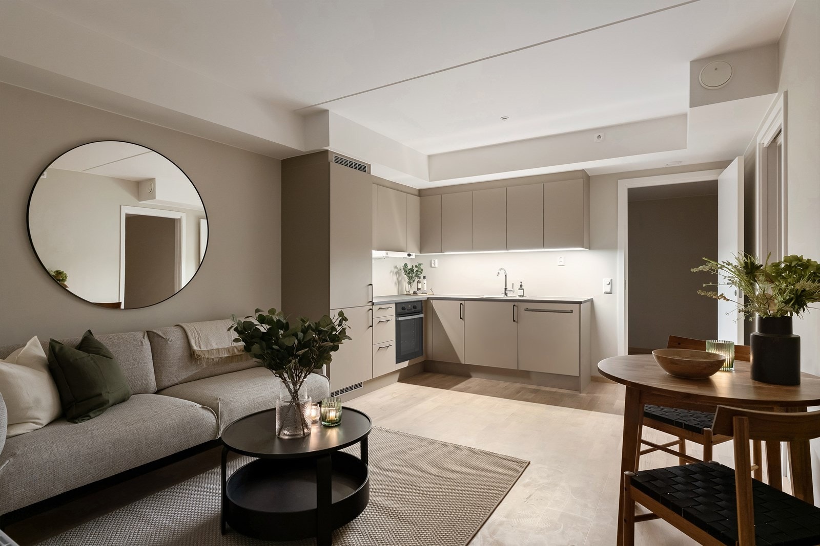 Velkommen til Gamleveien 85 A! Bildet er tatt i en leilighet av tilsvarende type med speilvendt planløsning, avvik vil forekomme. OBS: hvitevarer er ikke en del av leveransen Galleribilde