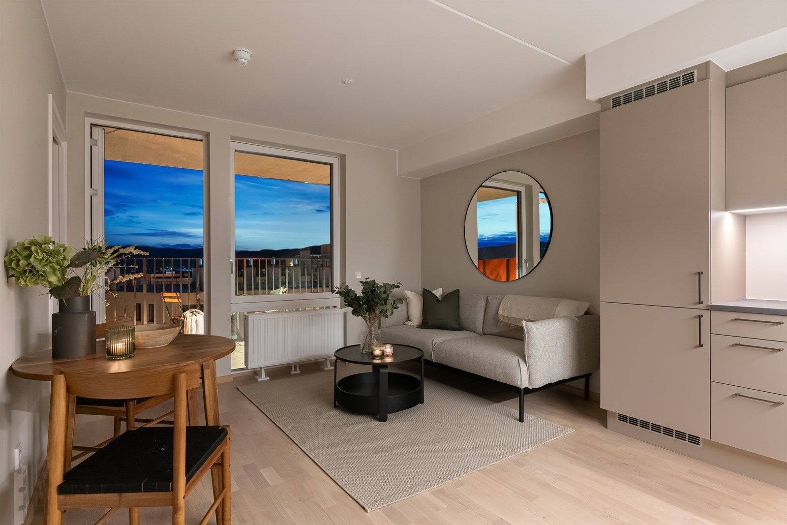 Bildet er tatt i en leilighet av tilsvarende type med speilvendt planløsning, avvik vil forekomme. OBS: hvitevarer er ikke en del av leveransen Galleribilde