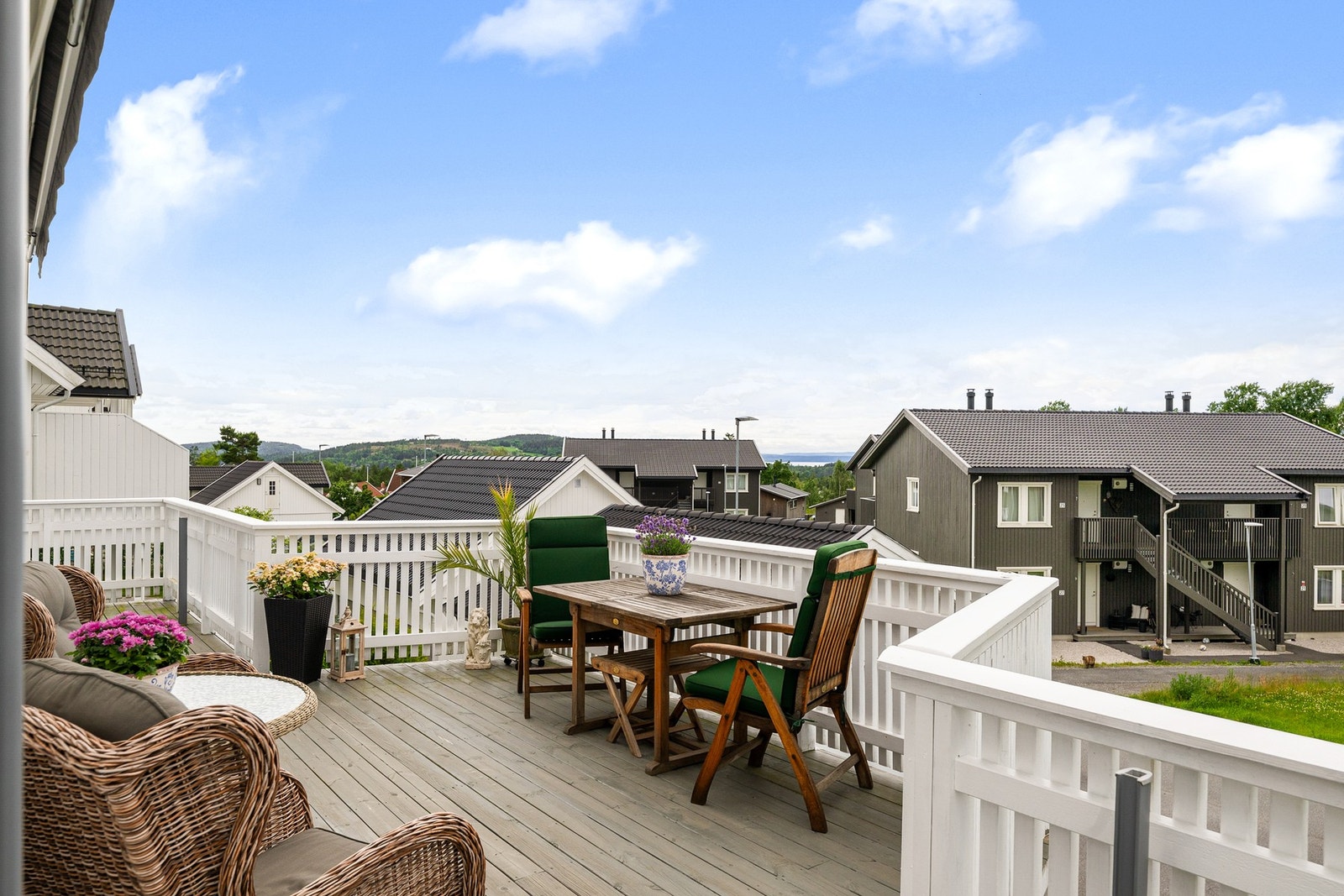 Solrik uteplass med utsyn over området Galleribilde