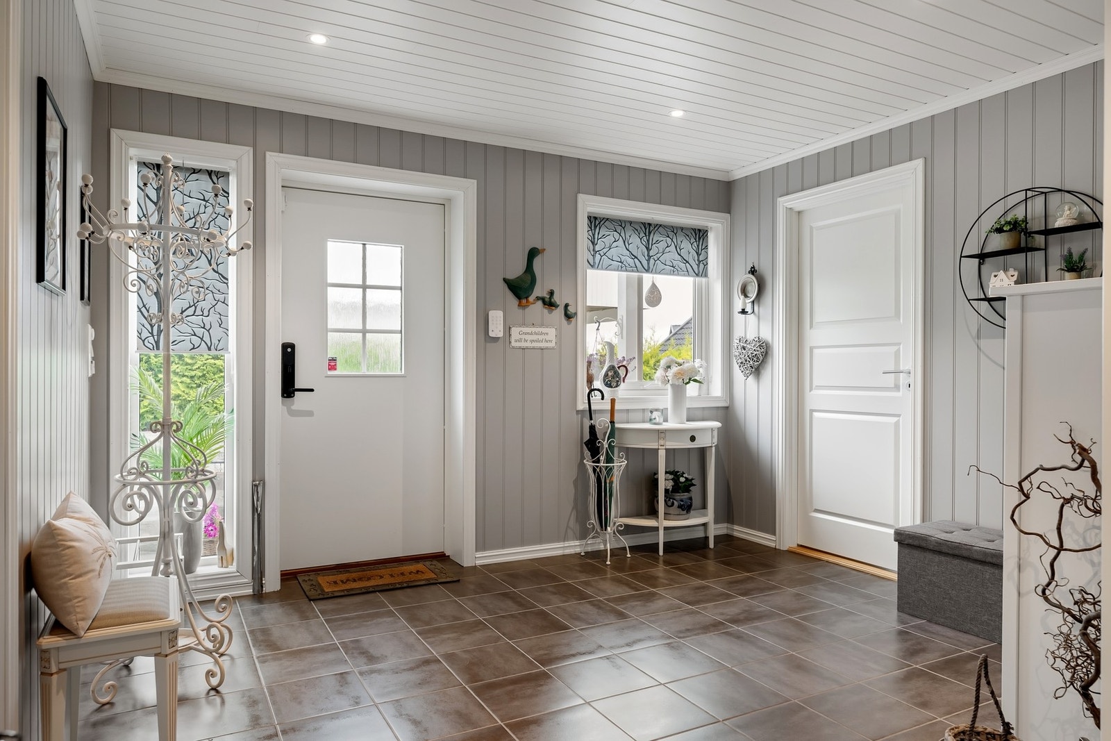 Stor flislagt hall ønsker deg velkommen inn! Galleribilde