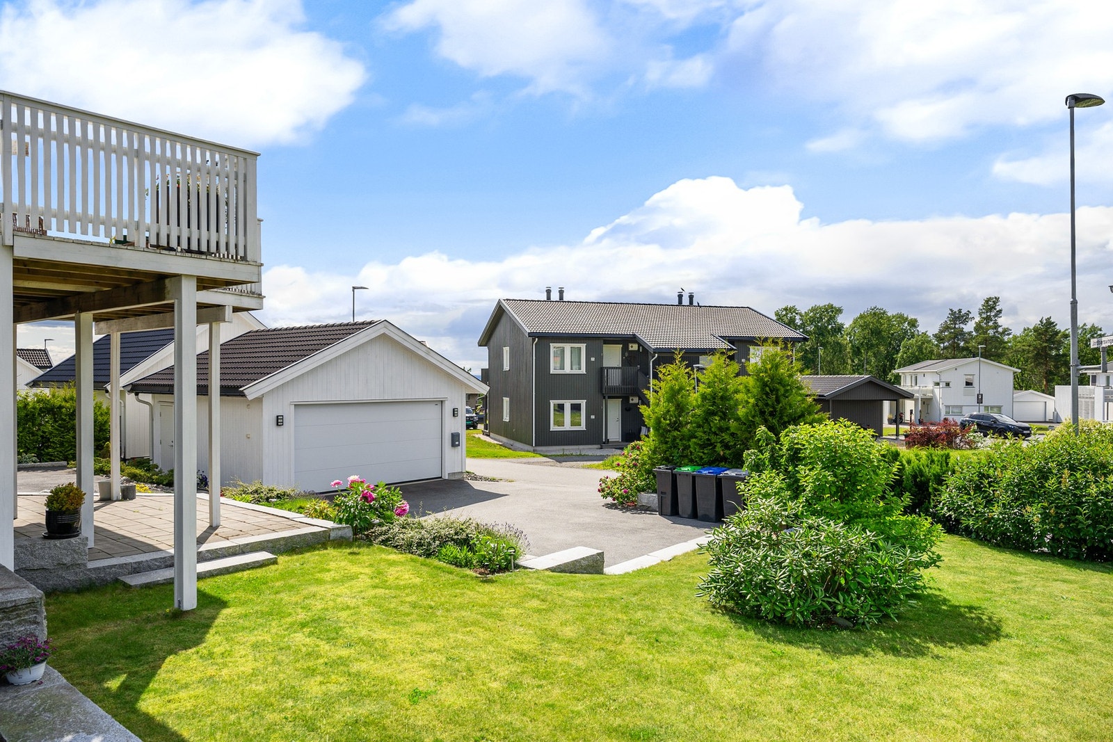 Det er også steinlagt uteplass på bakkeplan Galleribilde