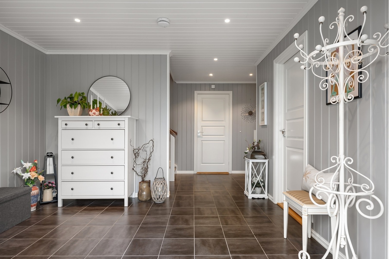 Hallen har god plass til garderobeløsning Galleribilde