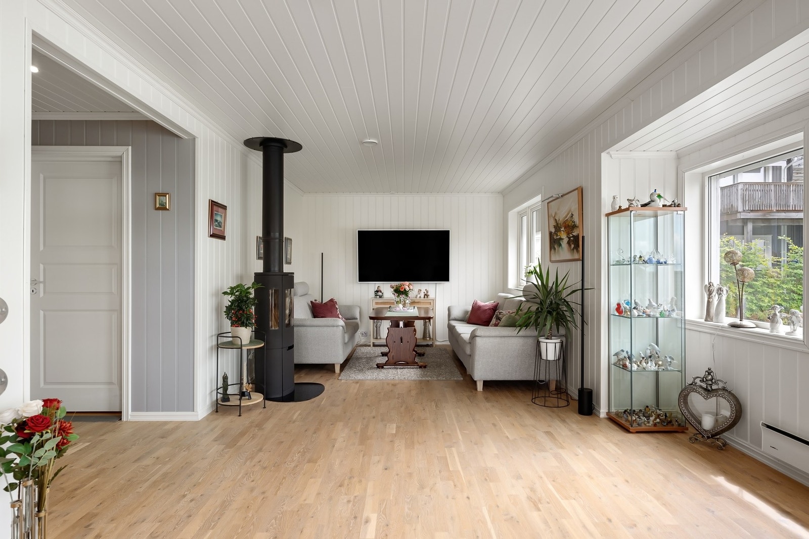 Stor stue med flere møbleringsmuligheter i egne soner Galleribilde