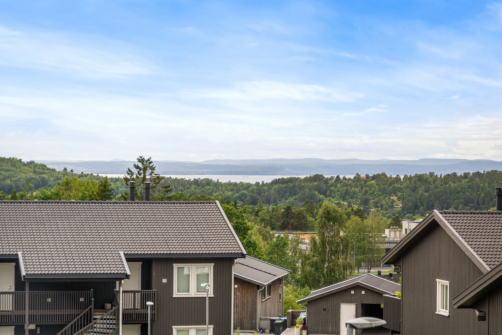 En innholdsrik enebolig over 3 plan beliggende på en solrik hjønetomt Galleribilde