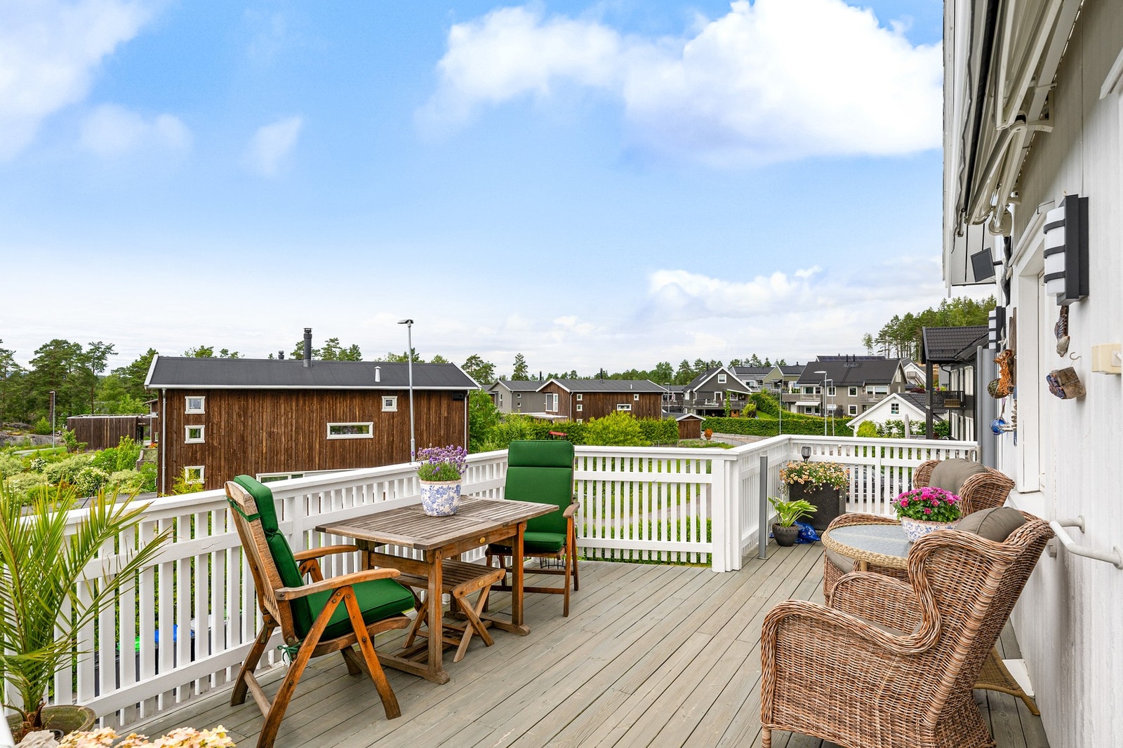 Det er flere flotte plasser for å oppholde seg ute! Galleribilde