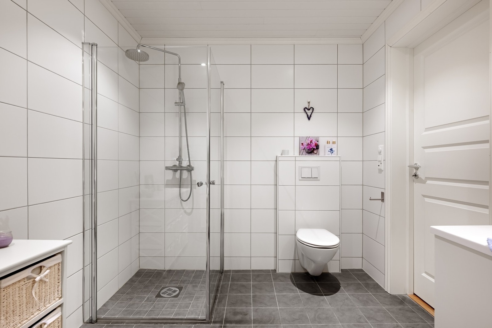 Badet har romslig dusjhjørne og vegghengt toalett Galleribilde