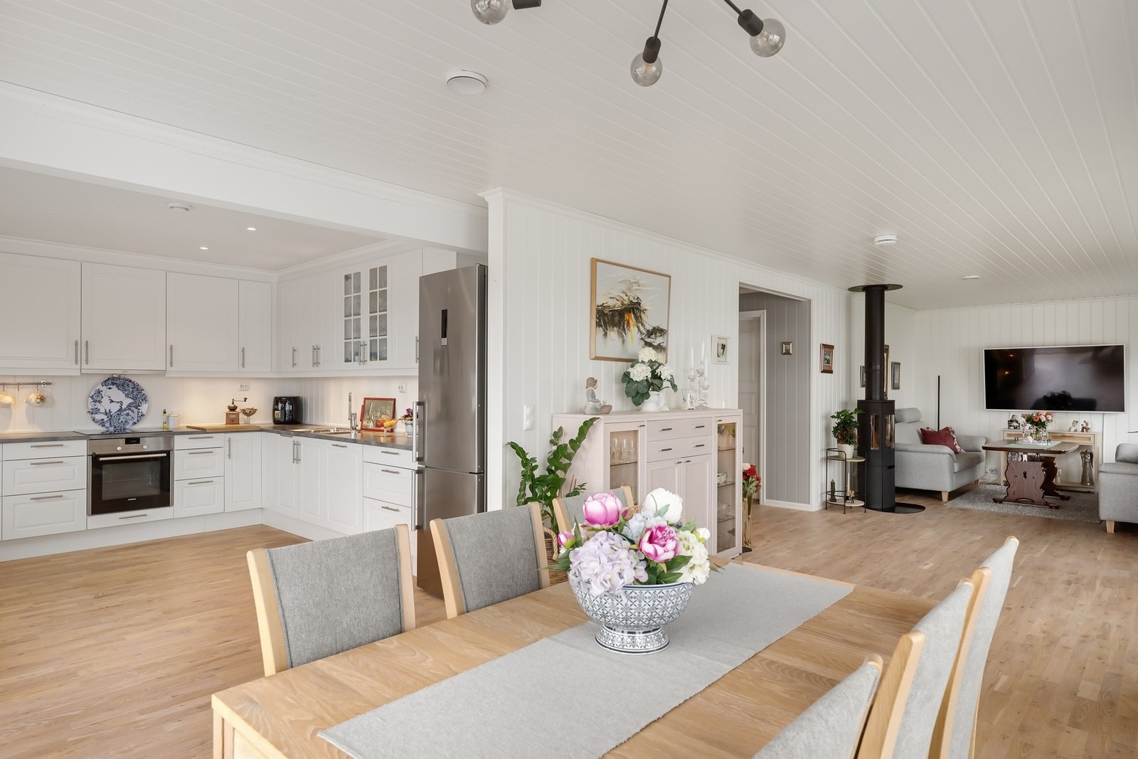 Det er god plass til spisebord i overgangen mellom stue og kjøkken Galleribilde