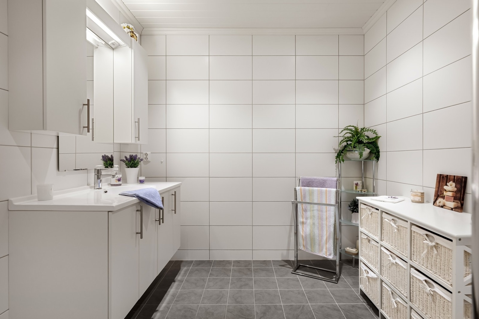 Lyst og stort bad med varmekabler i gulvet Galleribilde