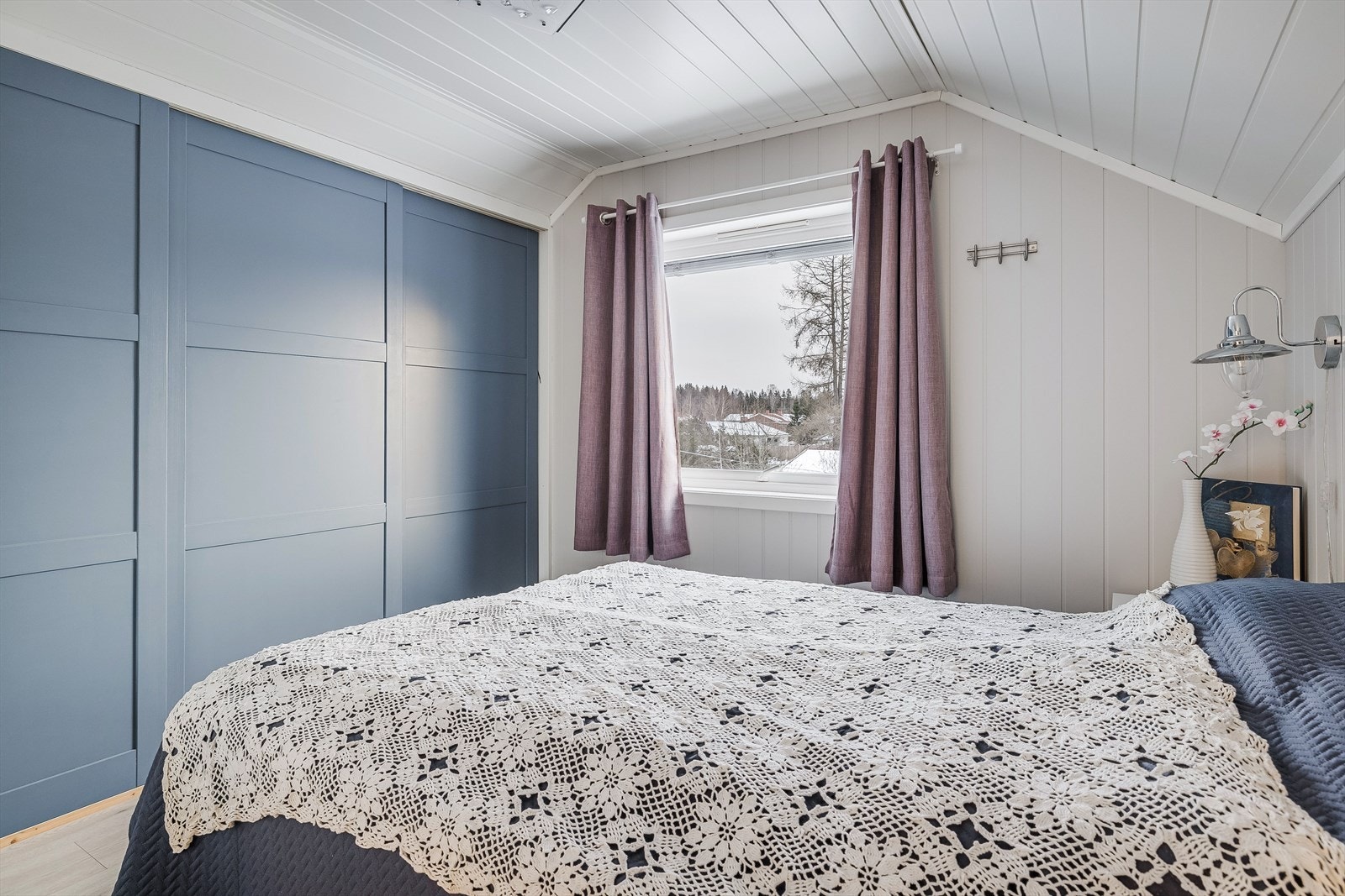 Rikelig med oppbevaringsplass i stor plassbygget skyvedørsgarderobe. Galleribilde