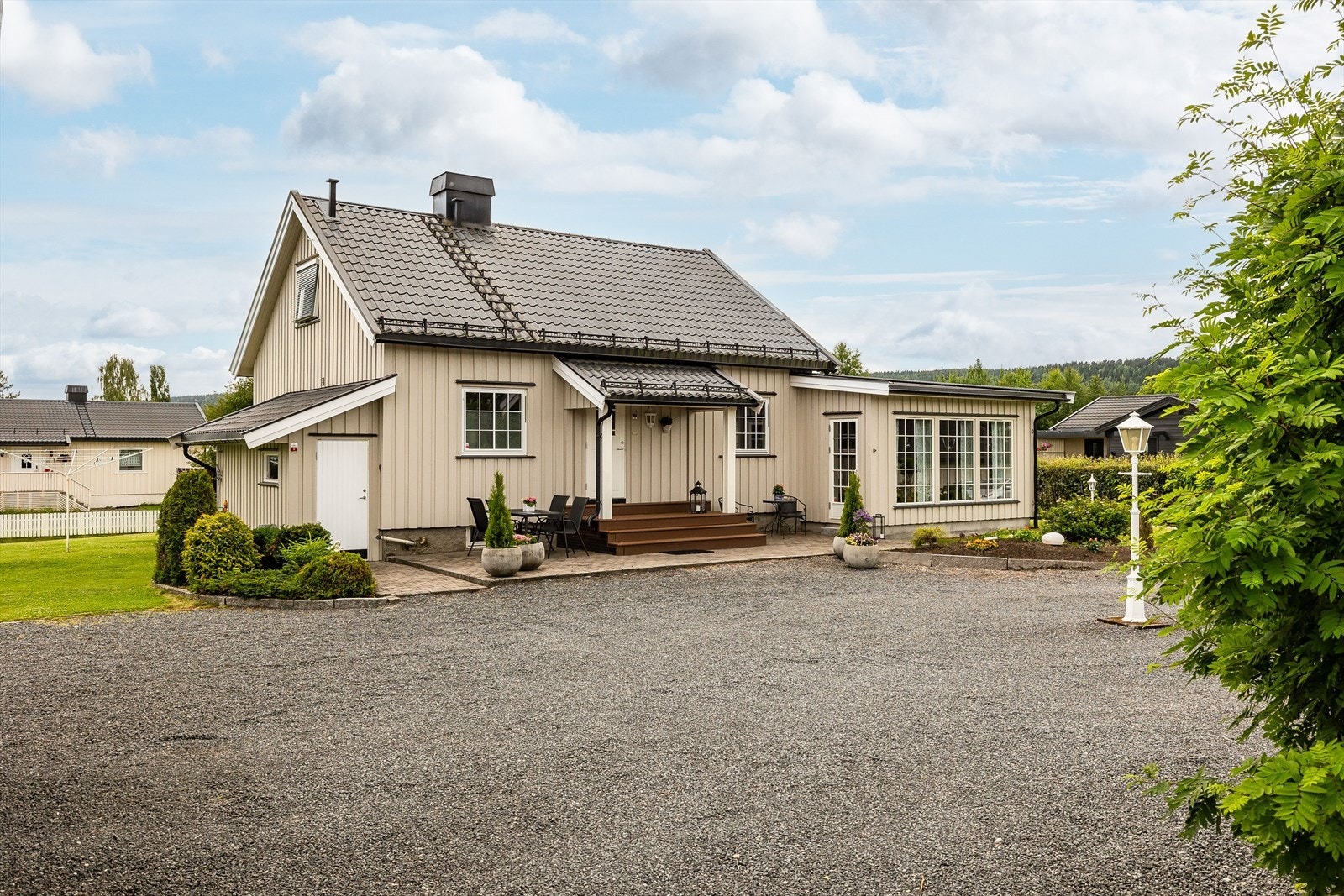 Boligen har en god beliggenhet på Hanstad, med gangavstand til skole, barnehage og dagligvarebutikker med post. Galleribilde