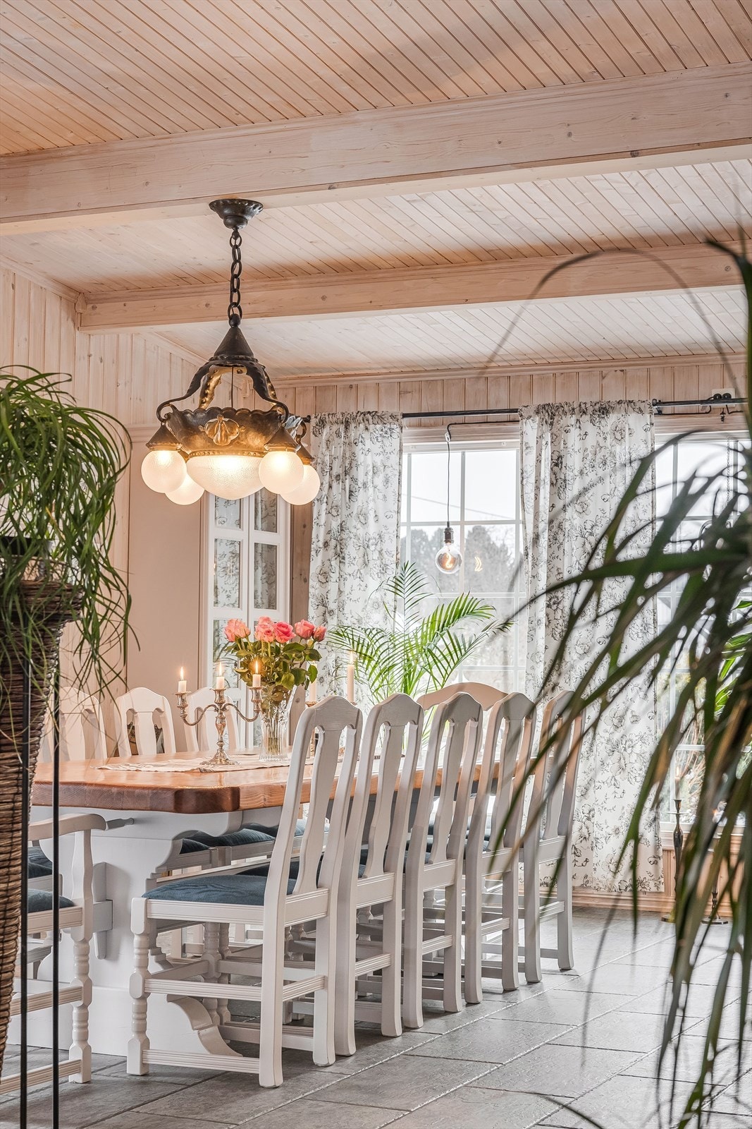 Her kan du enkelt dekke opp til langbord og invitere til hyggelige selskap! Galleribilde