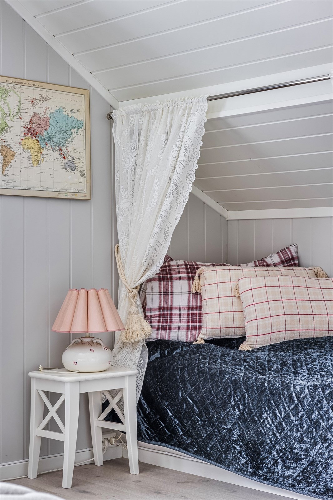 I andre enden av rommet er det etablert en koselig sengeplass. Galleribilde