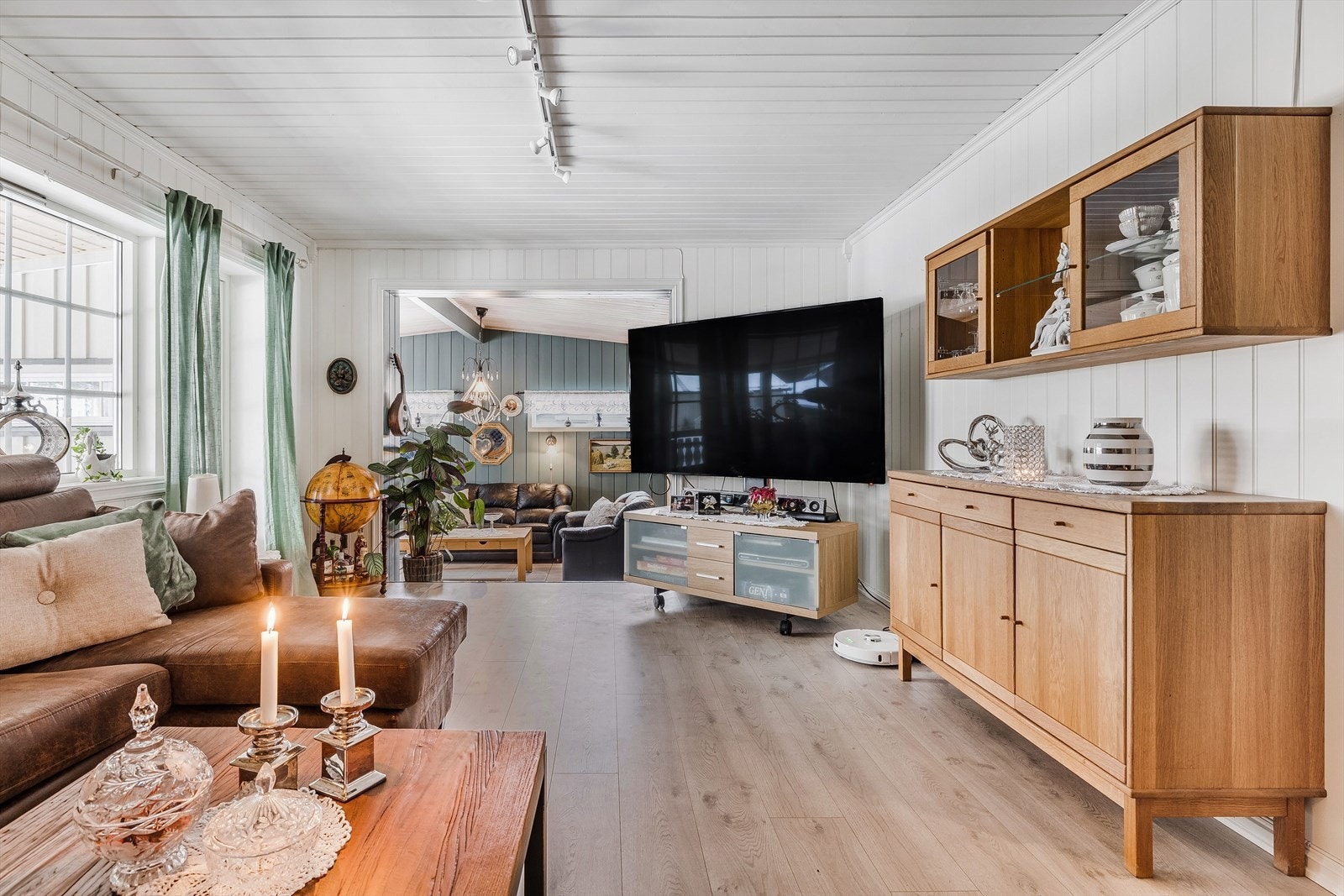 Stuen har en stor vindusflate som slipper inn rikelig med naturlig lys. Alle vinduene i boligen var nye i 2007, 2011 og 2021. Galleribilde