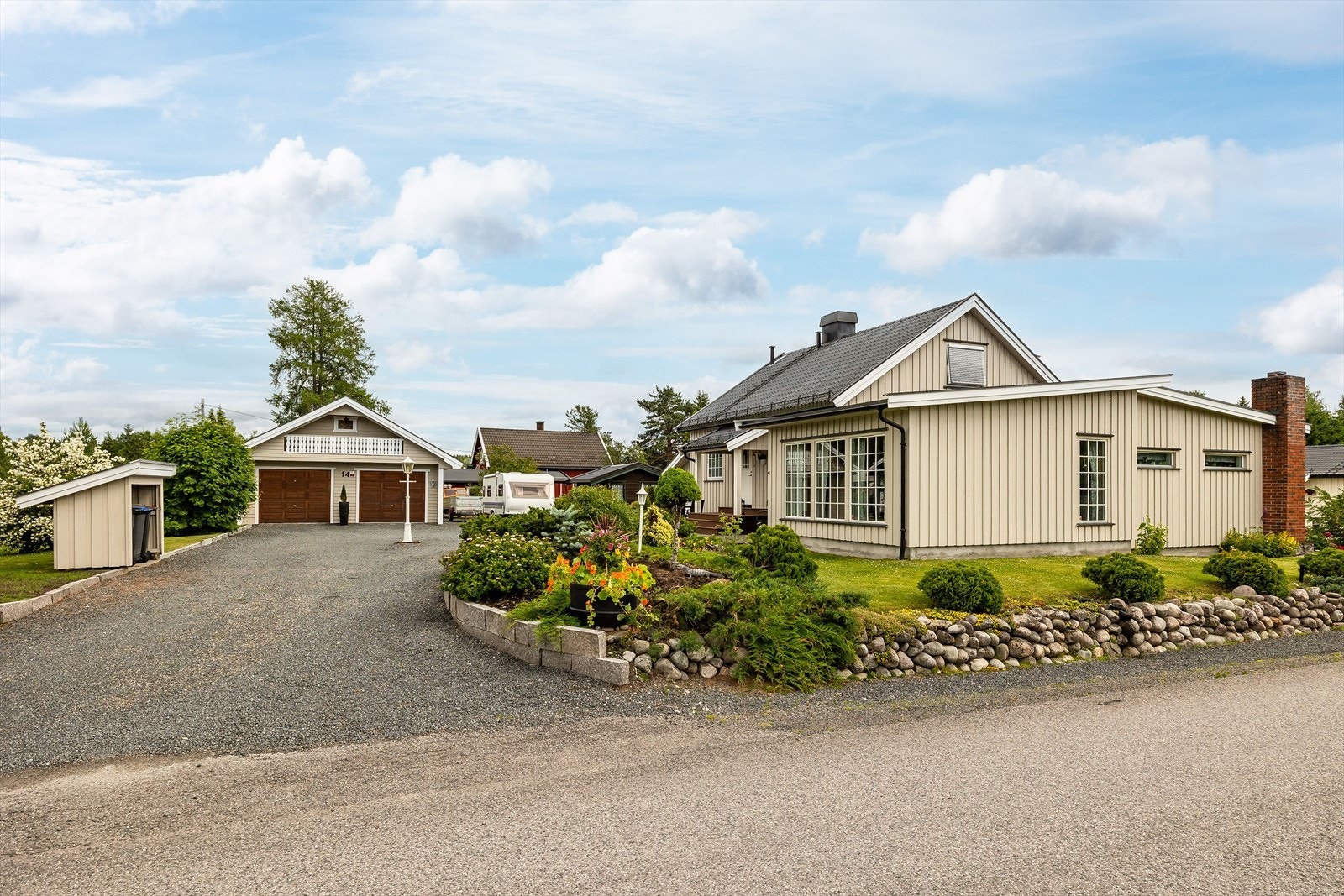 En stor, flott og solrik eiendom som er bebygg med en pen og godt vedlikeholdt enebolig. Galleribilde