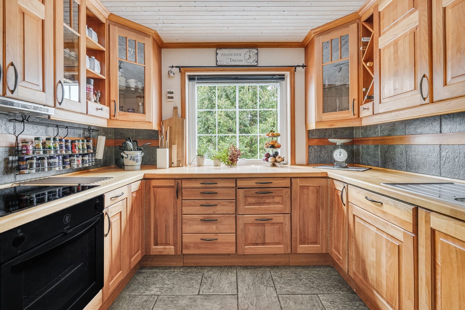 Heltre kjøkkeninnredning fra 2004 med god skap- og benkeplass. Medfølgende integrerte hvitevarer som platetopp, stekeovn, mikrobølgeovn og oppvaskmaskin. Galleribilde