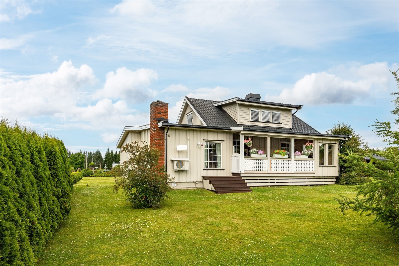 Fra terrassen har du videre adkomst til den store hagen som er pent opparbeidet med plen og beplantning. Galleribilde