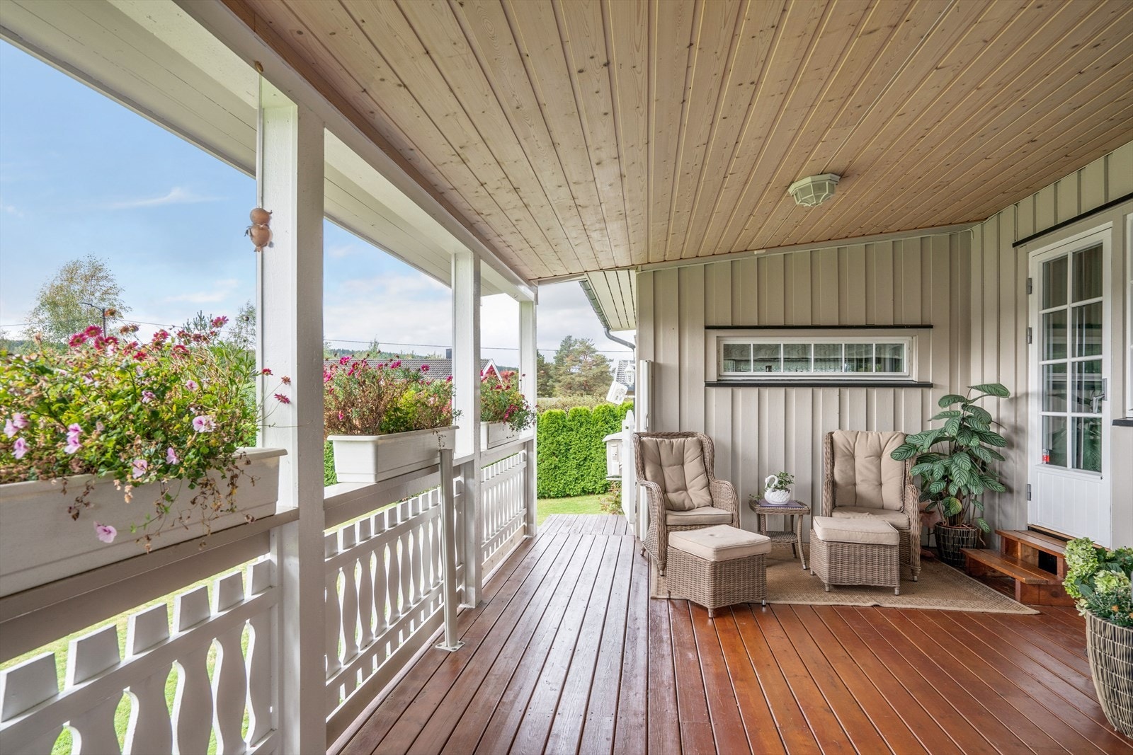 Terrassen som var ny i 2007 har impregnerte terrassebord på gulv og god plass til ulike sittegrupper. Det er også montert lys og strøm. Galleribilde