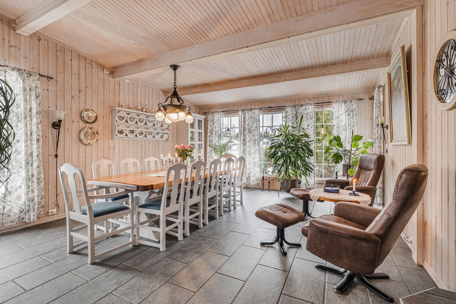 Fra peisestuen kommer du videre inn til spisestuen som ble tilbygget i 2007. Galleribilde