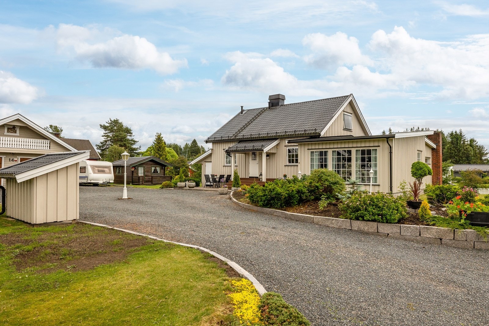 Her bor du i et barnevennlig nabolag med fotballbane, skøytebane og gapahuk like ved. Kun ca. 2 km til sentrum med de fleste byfasiliteter. Galleribilde