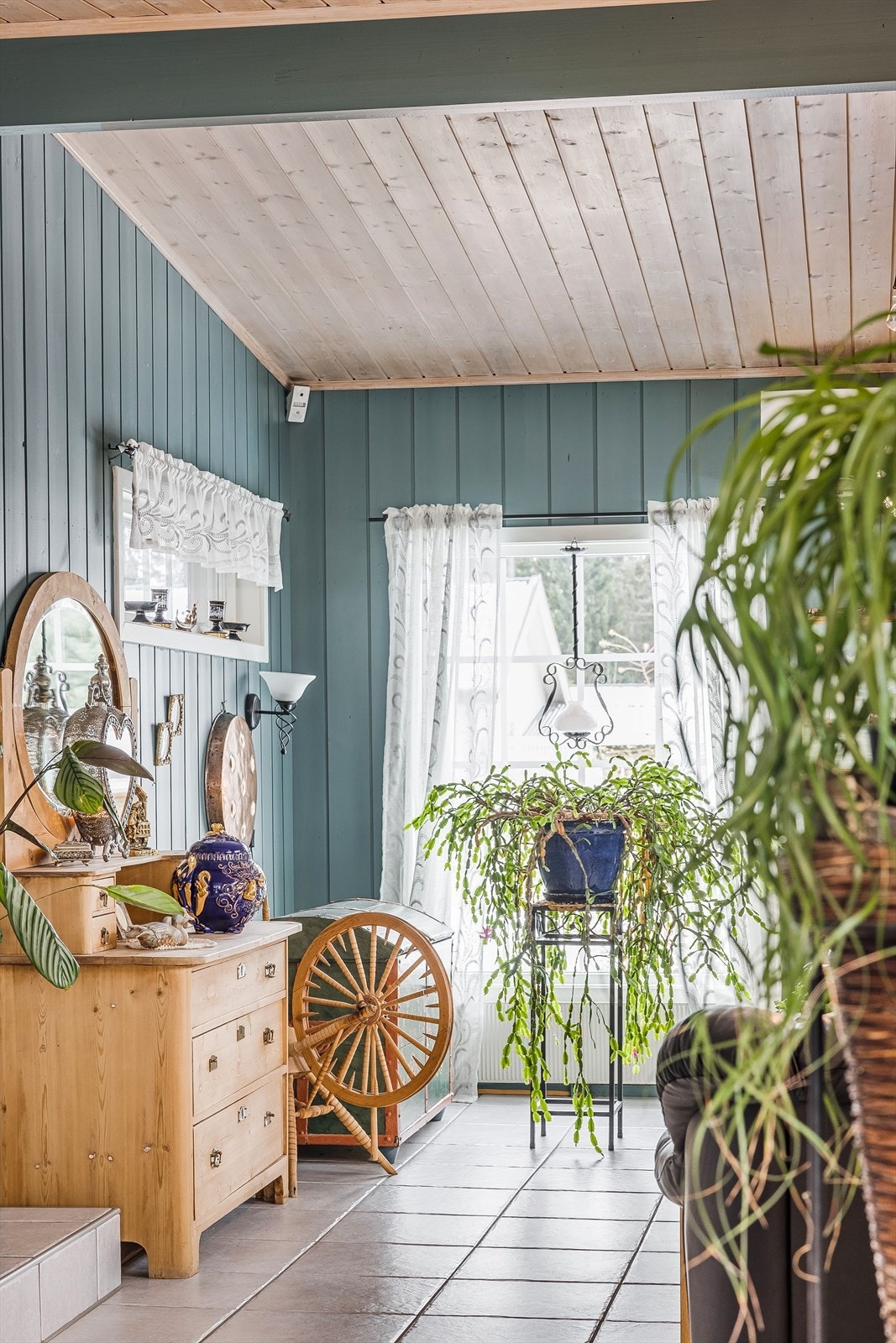 Stuen har flislagt gulv med gulvvarme og veggene er malt i en nydelig farge. Galleribilde