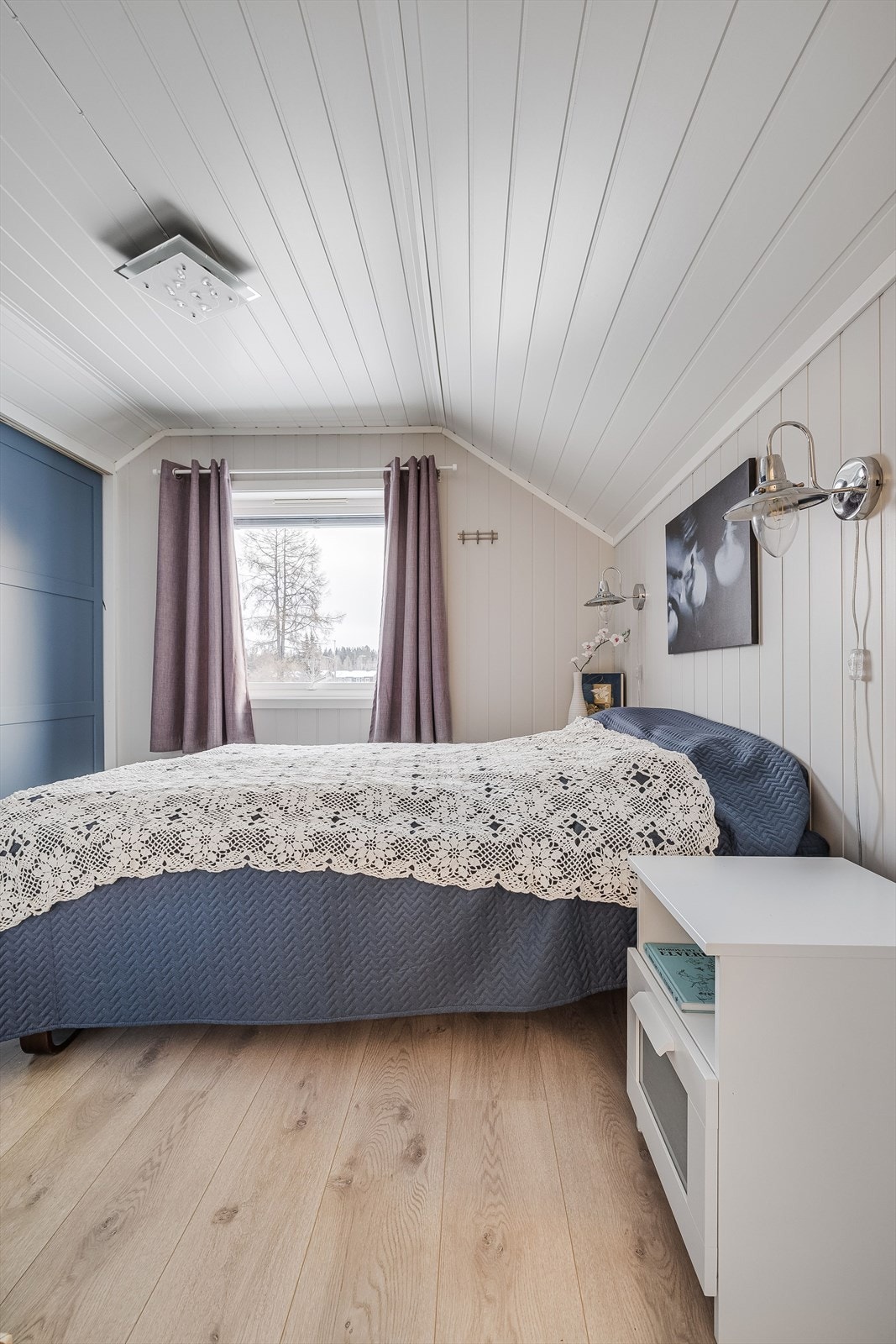 Soverom 2 er også et lyst og fint rom med plass til dobbeltseng og tilhørende nattbord. Galleribilde