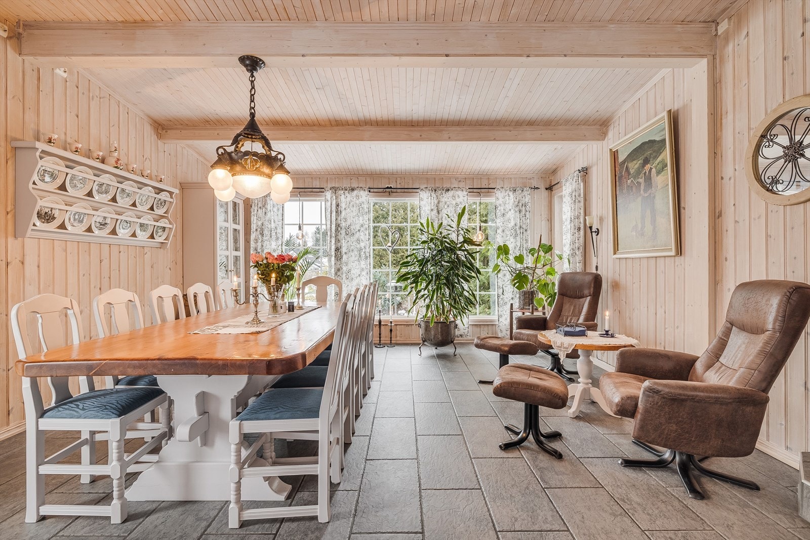 Spisestuen har flislagt gulv med gulvvarme, overflater med trepanel og store vindusflater som slipper inn fint lys. Galleribilde