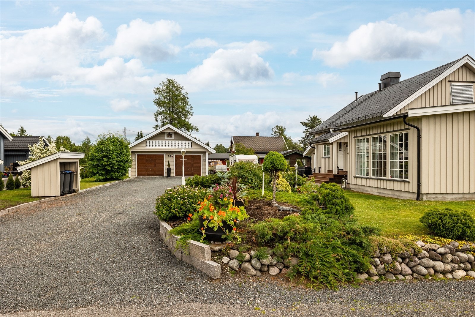 Eiendommen er også bebygd med en dobbelgarasje på 50 kvm og en frittstående redskapsbod på 14 kvm. Galleribilde