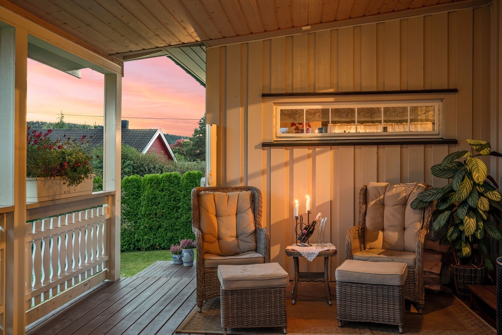 Kveldsstemning på terrassen. Galleribilde