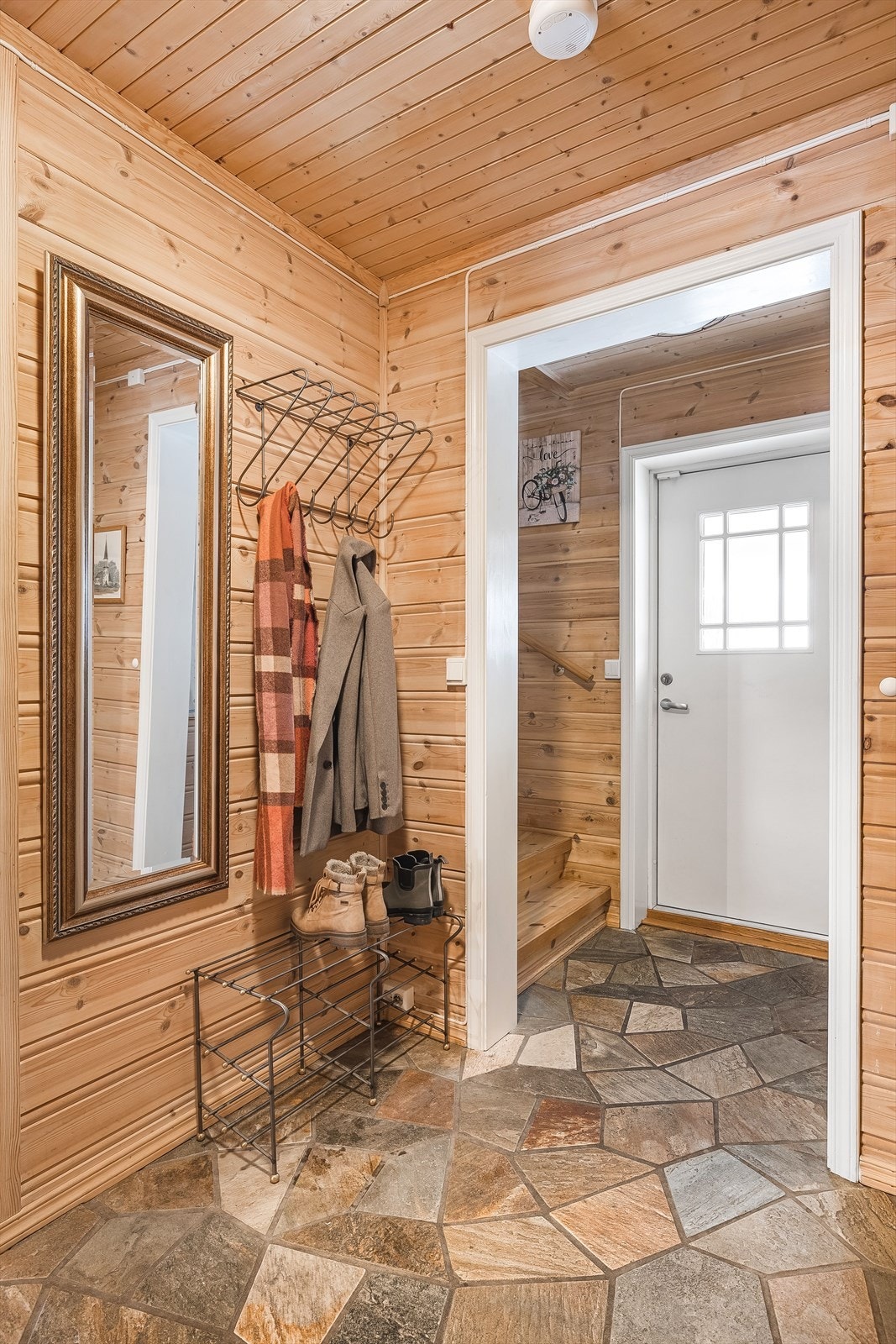 Når du entrer boligen kommer du inn i en praktisk gang med flislagt gulv og gulvvarme. Plass til garderobeløsninger etter eget ønske og behov. Galleribilde