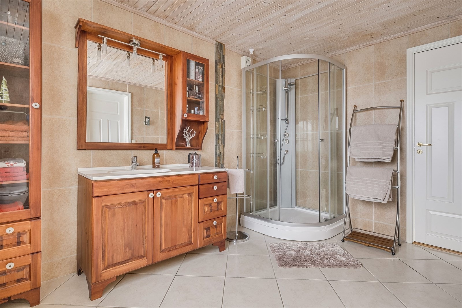 Baderommet er også utstyrt med dusjkabinett, gulvstående toalett og mekanisk avtrekk. Galleribilde