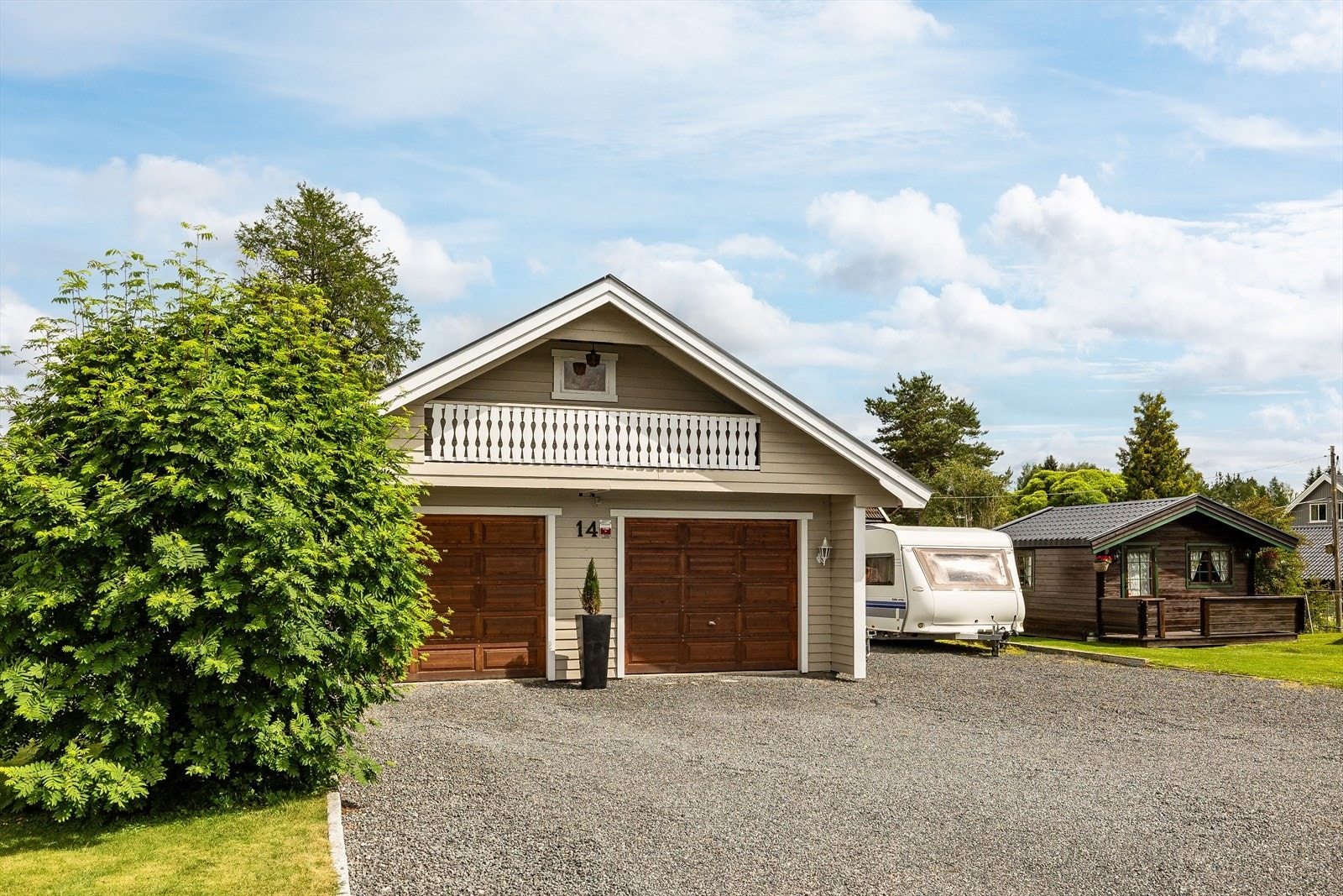 Stor og fin dobbelgarasje samt pent opparbeidet parkeringsplass. Galleribilde