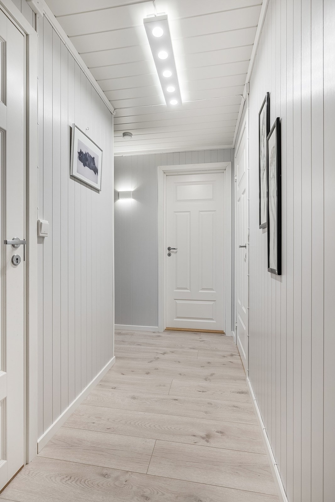 I boligens 2. etasje har du gang/trapperom med adkomst til 3 soverom og bad. Galleribilde