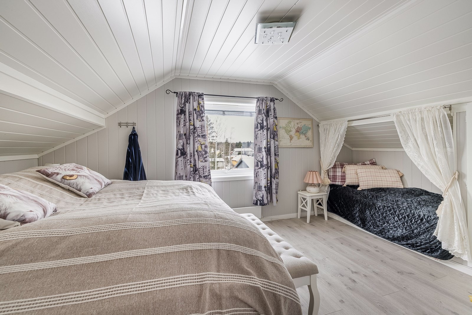 Soverommet har god standard med pen enstavs laminat på gulv og lysmalte overflater. Galleribilde