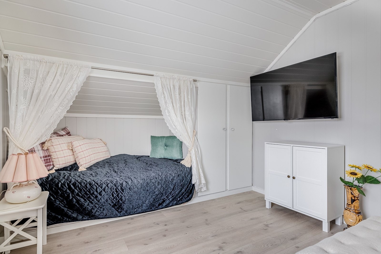 Det er også innebygd skap for oppbevaring, samt plass til kommode. Galleribilde