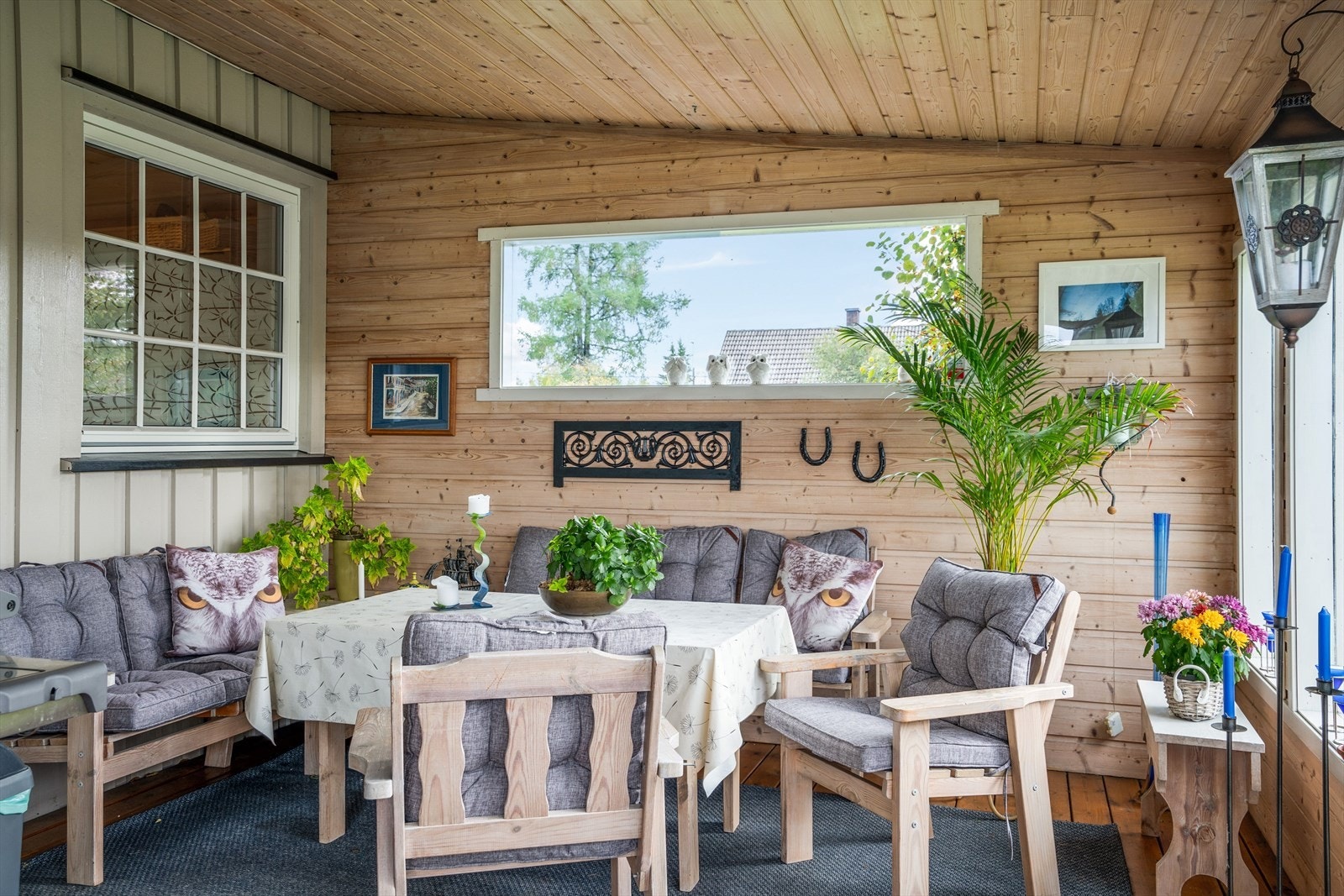 Fra stuen har du utgang til en overbygget terrasse på ca. 27m² som vender mot syd. Galleribilde