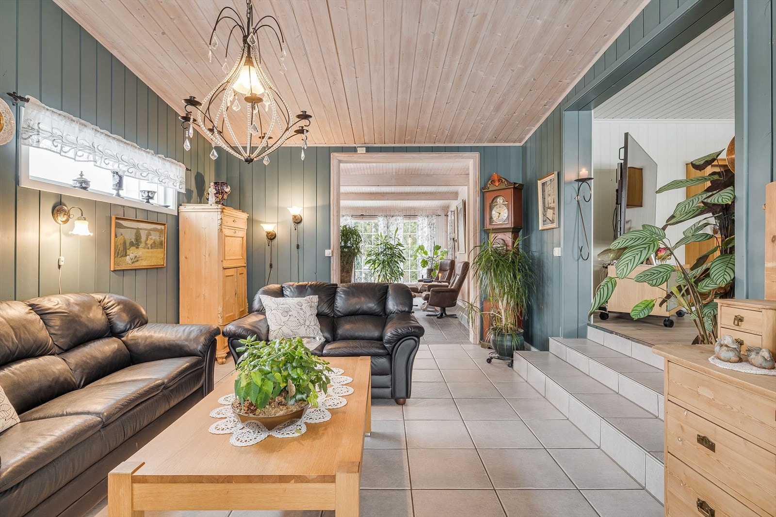 Stuen er romslig med god plass til sofagruppe og annet ønskelig møblement. Galleribilde