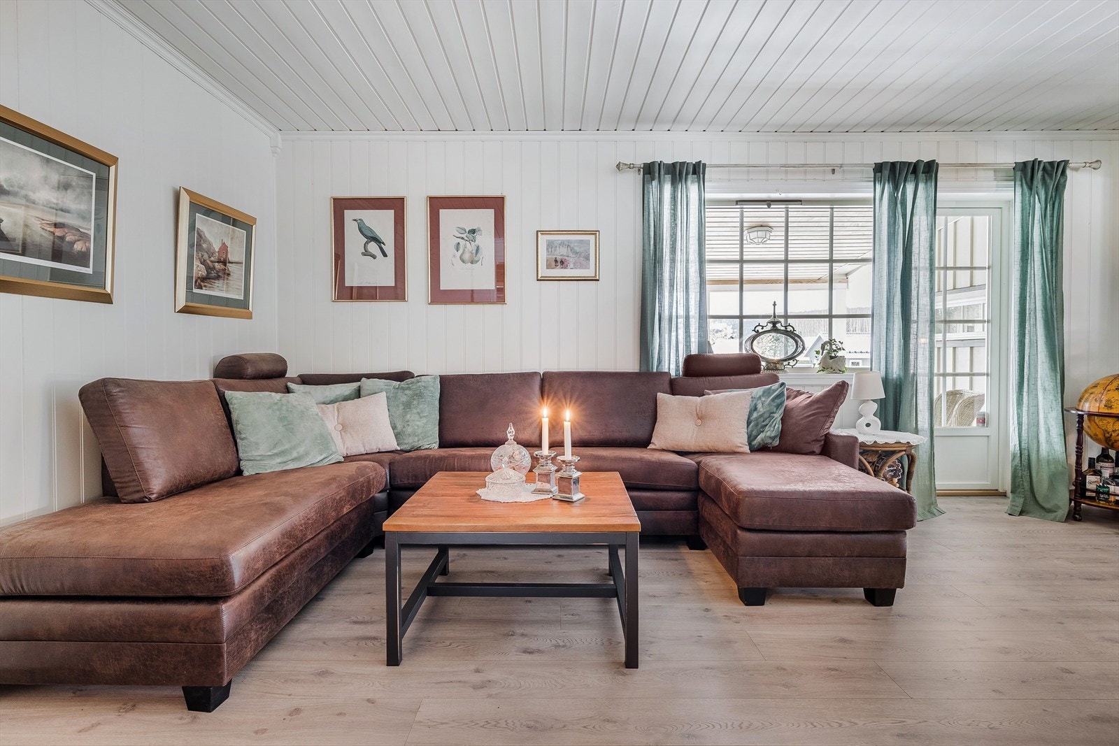 Stuen har god standard med pen enstavs laminat på gulv og lysmalte overflater. Galleribilde