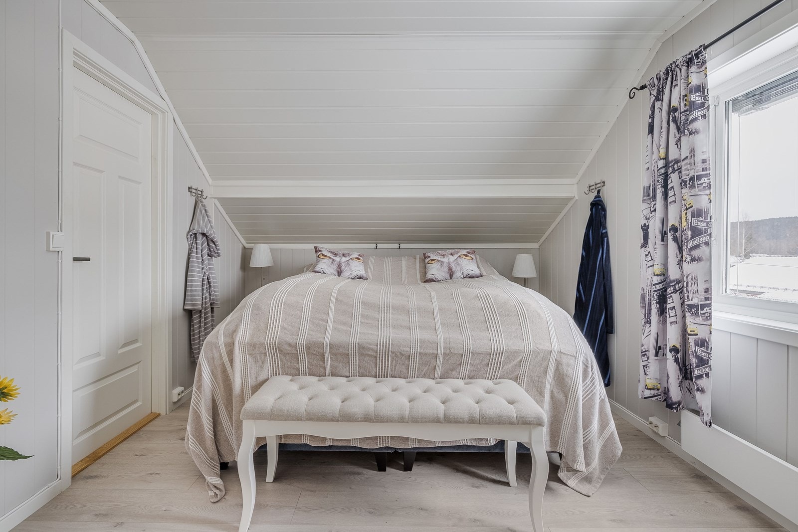 Boligen har et stort og lyst hovedsoverom med plass til dobbeltseng. Galleribilde