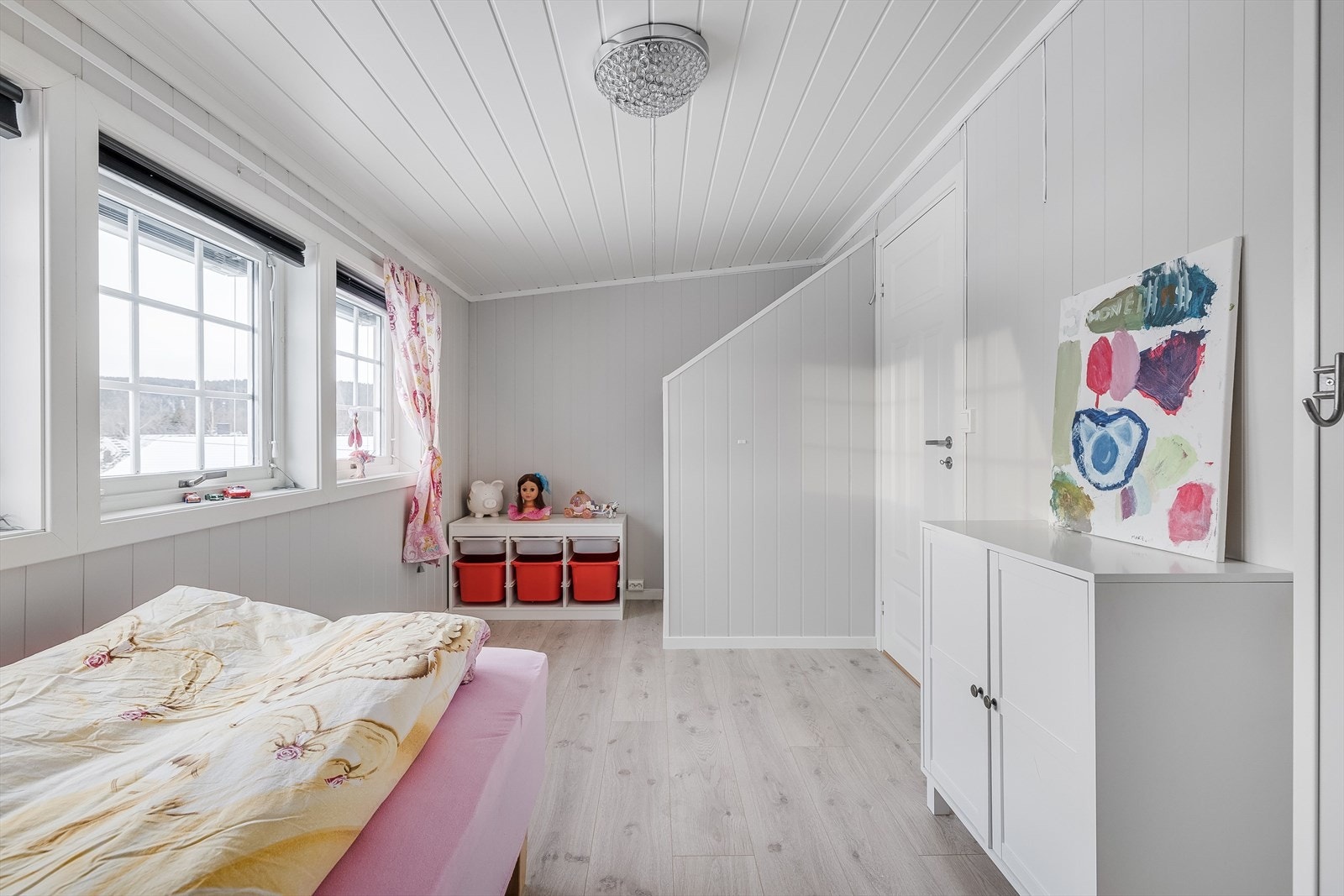 Soverommet har pen enstavs laminat på gulv, lysmalte overflater og fine vindusflater som slipper inn rikelig med naturlig lys. Galleribilde