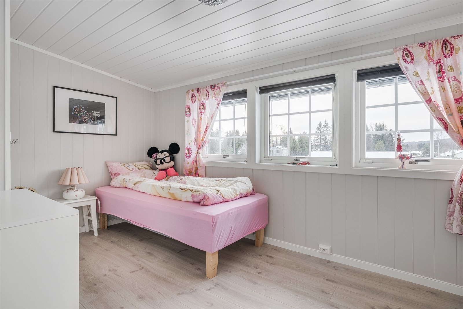 Soverom 3 er et lyst rom som passer perfekt som barnerom, gjesterom eller kontor. Galleribilde