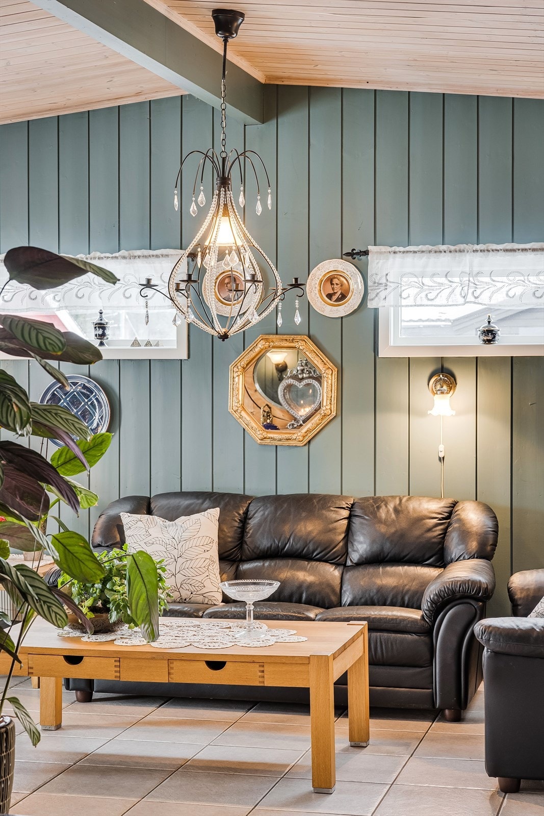 Fra stuen kommer du videre inn til en flott peisestue som ble tilbygget i ca. 1976. Galleribilde